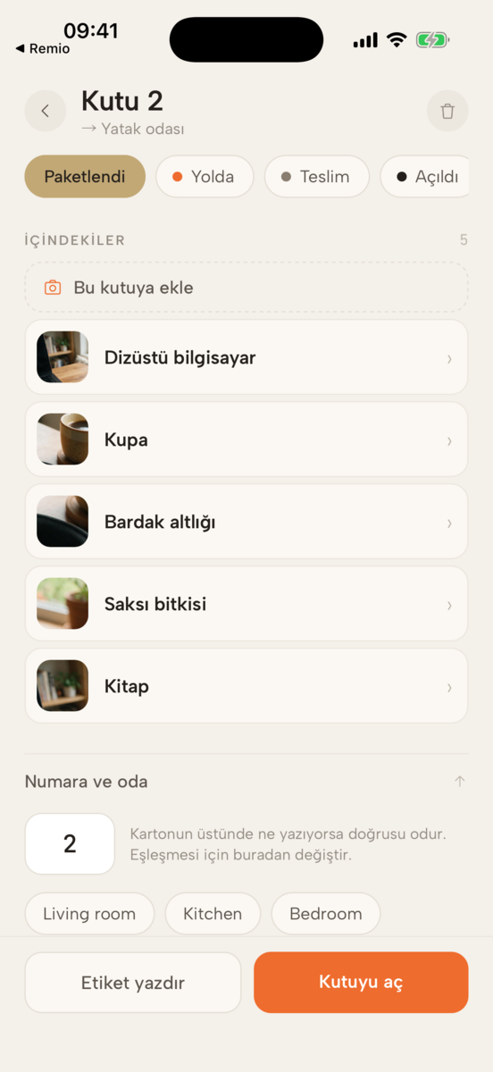 Kutu 2'nin içi: dizüstü bilgisayar, kupa, bardak altlığı, saksı bitkisi ve kitap, her biri kendi fotoğrafıyla